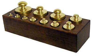 Serie Ornamental de Pesas de Báscula de Latón Base de Madera Mediana