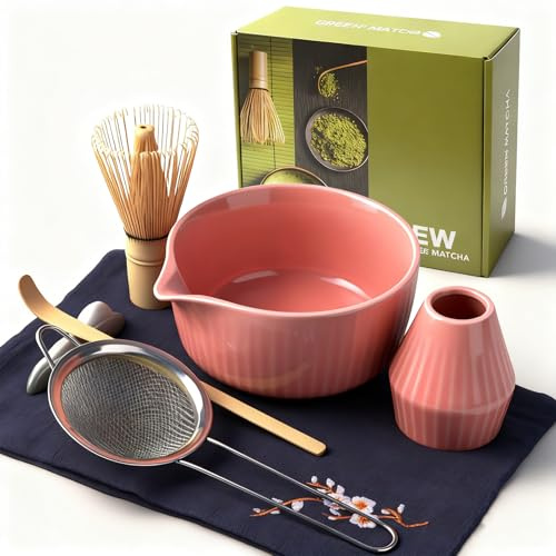 Matcha Kit Completo 7 Pezzi in Regalo Elegante: Ciotola Ceramica, Frullino di Bambù, Set per Tè Giapponese con Base, Setaccio Acciaio + Tovaglietta Lino - Set Matcha Autentico (Rosa)