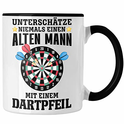 Trendation - Dart Tasse Unterschätze Niemals Einen Alten Mann Mit Einem Dartpfeil Spruch Männer Dart-Spieler Geschenkidee (Schwarz)