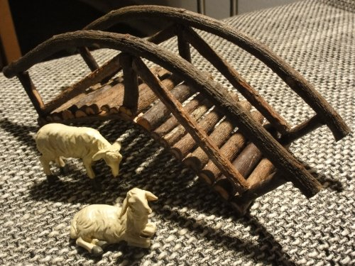 Krippenzubehör, Brücke mit zwei Schafe aus Holz für Figurengröße von 10-15 cm