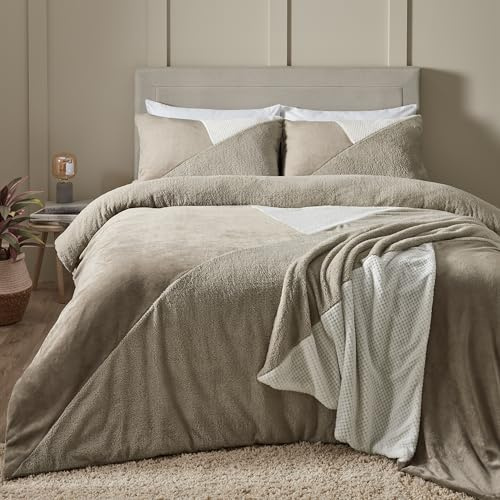 Catherine Lansfield Cosy Larsson Geo Fleece Double Duvet Cover Set with Pillowcases Natural