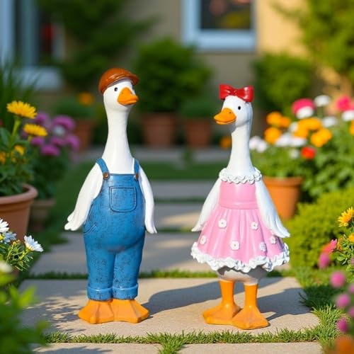 Coppia di anatre statue da giardino, statuette da esterno in resina da 28 cm, tuta blu vestito rosa ornamenti per prato per patio decorazione cortile