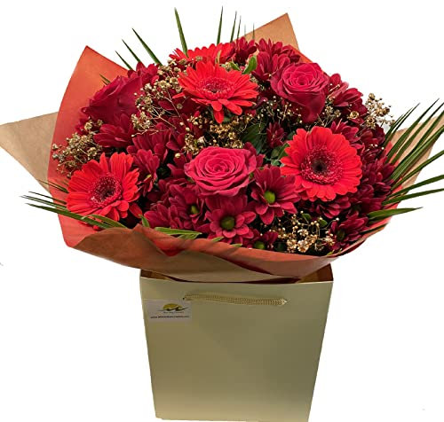 Merry Christmas Bouquet Fresh Red Roses Gerberas Chrysanthemums - Gypsophila in Card Vase Box for Delivery – Festive Floral Arrangement for New Year, Celebration and Gifting