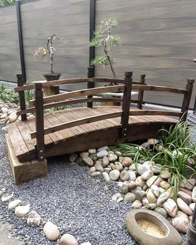 Klassische Gartenbrücke aus Holz für Teiche und Bäche, dekorative Fußgängerbrücke für den Außenbereich mit Geländer, natürliches Dekor für den Gehweg im Hinterhof