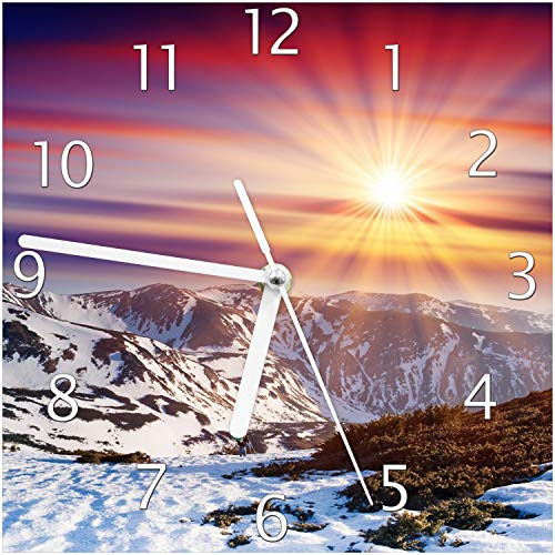 Wallario Design-Wanduhr Farbenfroher Sonnenuntergang im Winter - Schnee in den Bergen aus Glas, Motiv-Uhr Größe 20 x 20 cm, weiße Zeiger