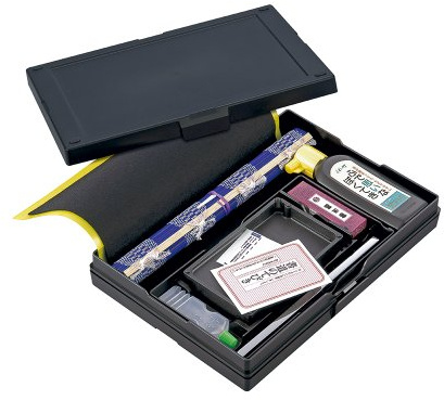 Kuretake Zig Traditional Japanese Calligraphy Set Traditional Calligraphy Kit (Includes Bushes, Ink, Mat, Paperweight, Trays & More)