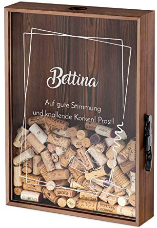 Maverton Kronkorkensammler Korkensammler mit Gravur + mit Flaschenöffner - Deckelsammler zum Aufhängen personalisiert - Geschenk für Frauen zum Geburtstag - 44,7x32x8cm - aus Holz (Prost!)