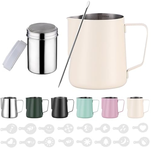 Zuquik 350ml Milchkännchen Edelstahl, Milchkanne Barista mit Messung Mark 12oz,Milchschaumkännchen mit Kakaostreuer, 16 Latte Art Schablonen & Pen für Cappuccino und Espresso, Weiß