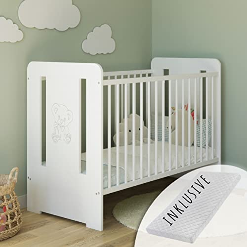 Kids Collective Babybett Gitterbett mit Matratze & Teddybär Gravur 60x120 höhenverstellbar | herausnehmbare Sprossen weiß Made in Europe | von Geburt bis 3. Lebensjahr