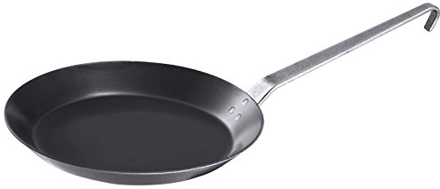 Eisenpfanne in Lyoneser Form aus ungeschwärztem, flachem Stahl, geschmiedeter Hakengriff, induktionsgeeignet | ERK (A3 - Ø 28 cm)