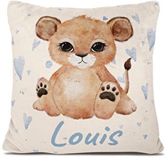 Personalisedog Fleece Baby Kissen mit Löwenjunge, Name und Motivfarbe | Namenskissen Geschenk zur Geburt oder Taufe Wunschame & Löwe-Motiv für Junge Mädchen (Löwe Herzen)