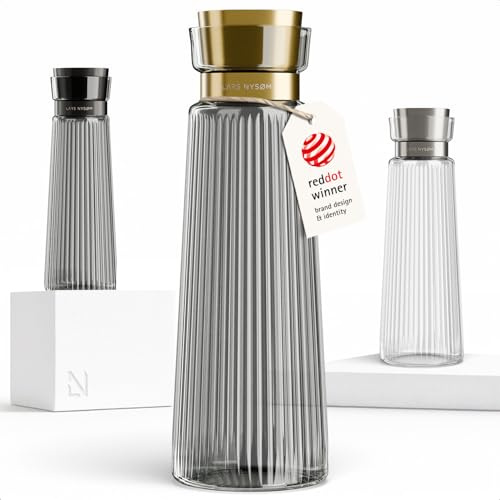LARS NYSØM Vattenkaraff 1,5l med Lock i Rostfritt Stål med Integrerad Sil | Elegant Glaskaraff & Kanna för Juice, Lemonad | Vattenkanna för Vardag & Gäster (Graphite/Gold, 1500ml)