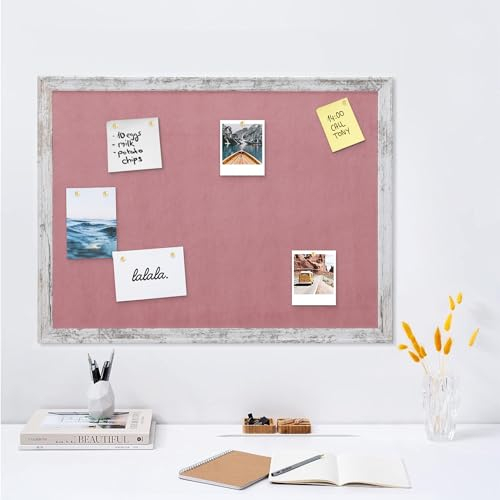 Navaris Pinnwand Collage Fotowand aus Plüsch - 60x45cm Bilderhalter - Fotohalter mit Pins - für Fotos Bilder Schmuck - inkl. Stecknadeln - Weißer Rahmen Rosa Plüsch