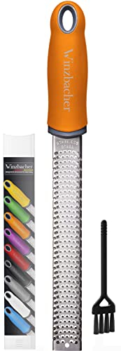 Winzbacher - Premium Zester Reibe I Parmesanreibe, Zitronenreibe, Muskatnuss Reibe, Ingwerreibe u.v.m. I rasiermesserscharfe Edelstahl Klinge I Spülmaschinenfest I inkl. Schụtz & Reinigungsbürste