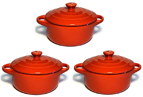 Hobby Tech Lot de 3 Mini Cocottes Rouges Céramique Double Poignées avec Couvercle 13,5cm x 8cm Contenance Moule 200ml Ramequin Résistant Haute Température Four pour Petits Plats (Rouge, Lot de 3)