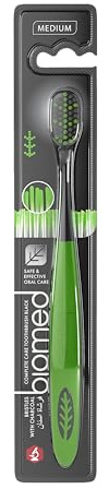 Biomed Cepillo de dientes de carbón negro | Cerdas medianas con puntas redondeadas, sin BPA | para blanquear | Colores Surtidos (Negro/Verde o Negro/Azul)