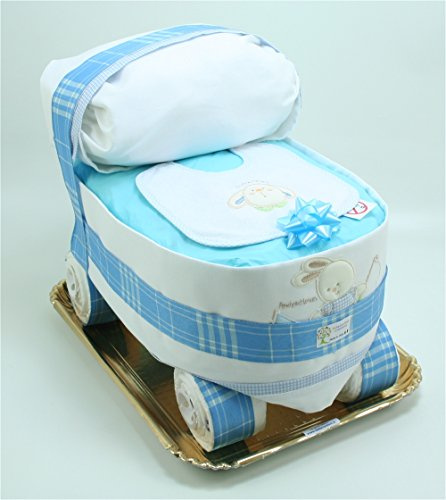 Torta di Pannolini Carrozzina Azzurra con 48 pannolini 3/6 kg, parure lenzuolini da carrozzina, bavaglia e prodotti di cosmesi di qualità. Made in Italy