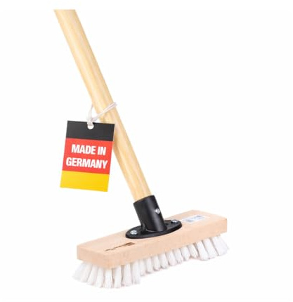 BawiTec Schrubber mit Bart/Borstenrand, Schrubberbürste 22cm Breit/Lang, Scheuerbürste mit Stiel Holzstiel, weiße Kunststoff-Borsten, QuickFix-Stielhalterung, Schrubberbesen, Bodenschrubber