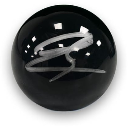 Exclusive Memorabilia Schwarzer Snookerball, signiert von Luca Brecel