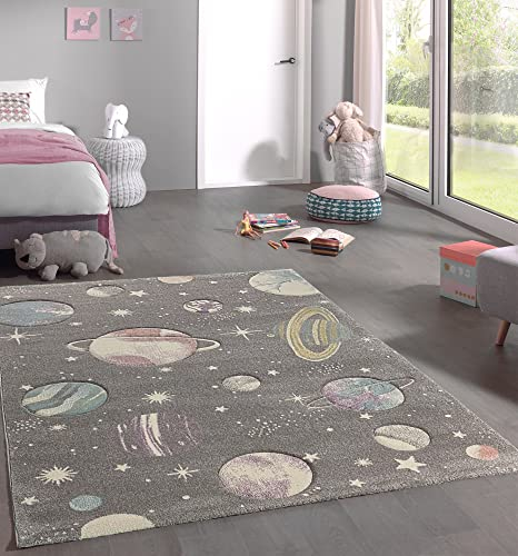 the carpet Monde Kids Kinderteppich, Kinderzimmer, Weicher Flor, Pflegeleicht, Farbecht, Spielteppich, Planeten, Weltraum, Weltall, Grau, 120 x 170 cm
