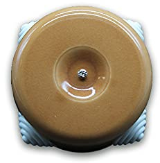 Caja de distribución de superficie, madera, dimensiones adecuadas, apta para instalaciones eléctricas y montaje en paredes.