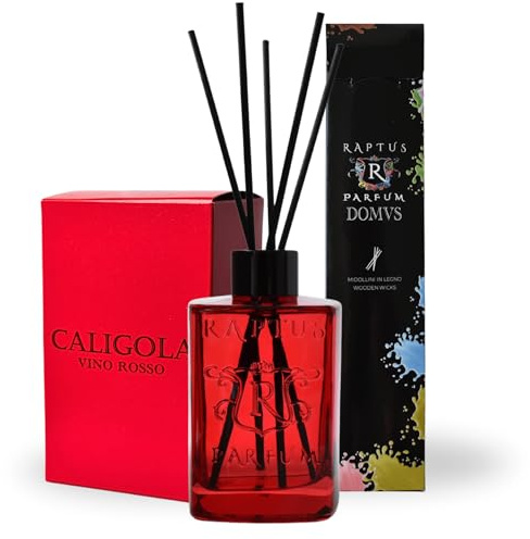 RAPTUS Caligola Diffusore Ambiente 300 ml – Fragranza al Vino Rosso con Bastoncini in Legno – Profumatore Casa Decorativo in Vetro Rosso | Essenza Intensa e Duratura per Soggiorno e Camera
