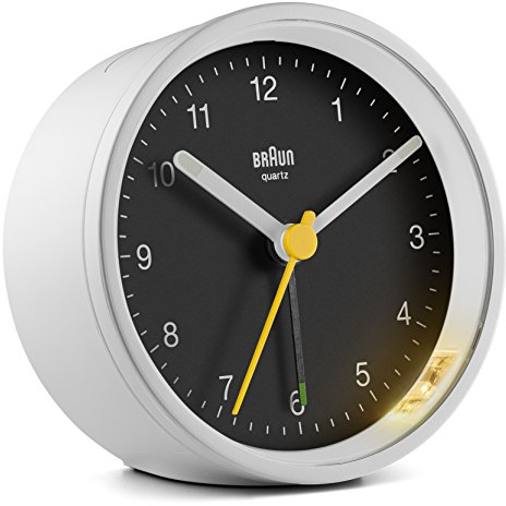 Braun Klassischer analoger Wecker Schlummerfunktion und Licht, ruhiges Quarzuhrwerk, Crescendo-Alarm in Weiß und Schwarz, Modell BC12WB.