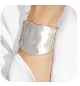 HolidayQbee Damen Armreif Silber – Breiter Silber Armreif mit Gebürsteter Oberfläche & Wellenform, Nickelfrei & Farbecht, Moderner Statement-Schmuck als Geschenk für Frauen