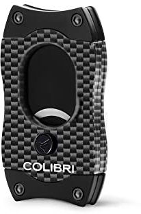 Colibri S-Cut cigarrskärare – kolfibermönster – klassiskt rakt snitt – upp till 66 ringmått cigarrer – non-stick-beläggning – fjäderbelastad utlösningsmekanism – Inkluderar presentförpackning, svart