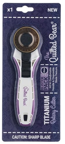 Quilted Bear Rollschneider 45mm – zum Nähen und Quilten, Schneidern und Basteln, Klinge aus Titanstahl, mit einfachem Klingenwechsel und Sicherheitsverriegelung, 1 Klinge inkl.