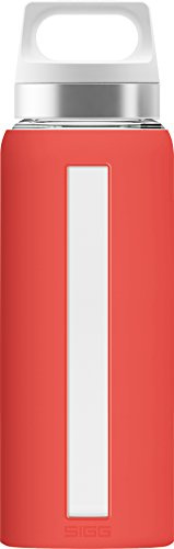 SIGG Dream Scarlet Water Bottle (0.65 L), Pollutant-Free and Heat-Resistant Glass Bottle, Leak-Proof Glass Water Bottle with Silicone Case