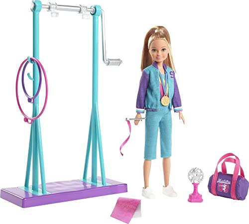 Barbie GBK59 Turnerin Stacie und Turn-Spielset mit Drehstange und 7 passenden Zubehörteilen für Kinder im Alter von 3–7 Jahren