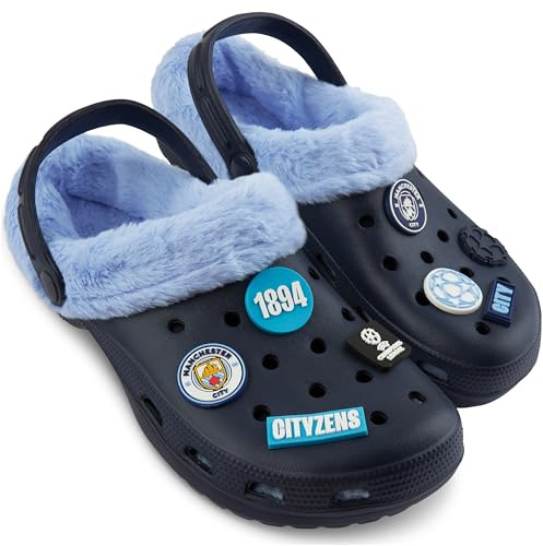 MANCHESTER CITY F.C. Clogs Boys Winter Fleece Lining & Removable Charms, Kids Teens Garden Shoes Slip On Strap, Boys Gifts