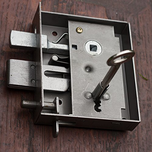 Antikas - Ein Kastenschloss für rechts-schließende Türen, inkl. zwei Buntbartschlüsseln.