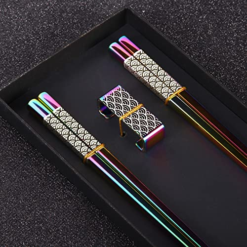 TIICOO Essstäbchen aus Metall, wiederverwendbar, 2 Paar, Titan-Edelstahl, mit Halter, spülmaschinenfest, leicht, japanischer Stil, Essstäbchen, Geschenk-Set (Regenbogen-Farbverlauf - Wellenmuster)