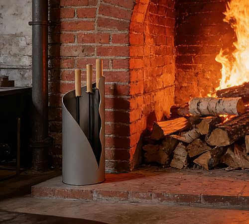 Calidola Set di attrezzi da camino con manici in legno, set da 3 pezzi con finitura grigia testurizzata, pala, spazzola e attizzatoio - ferro rustico rivestito di sabbia - Set di attrezzi da fuoco