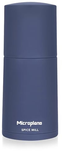 Microplane Moulin à Épices 2en1 – Bleu Denim | Moulin Manuel avec Lame en Acier Inoxydable | Ultra Tranchante | Râpe Muscade, Cannelle, Fève Tonka, Poivre Long, Noix & plus Compartiment Hermétique