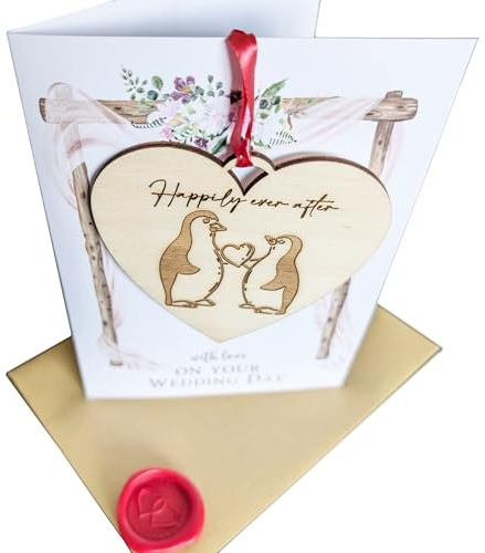 Bröllopskort med rustikt trähjärtformat hänge på framsidan med detaljerad gravering och ordet Happily Ever After